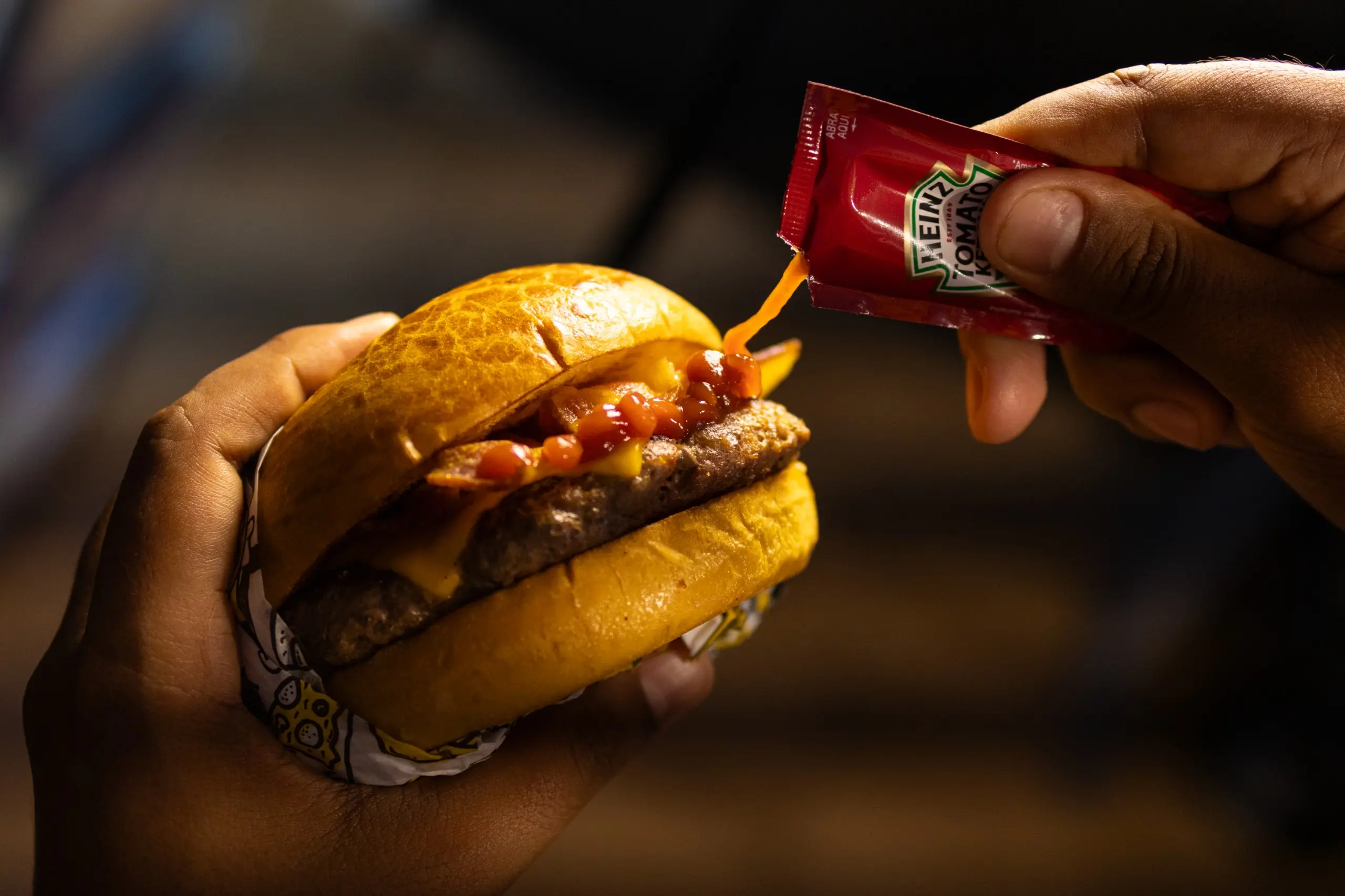 Lanche artesanal com Heinz Fabs Burguer