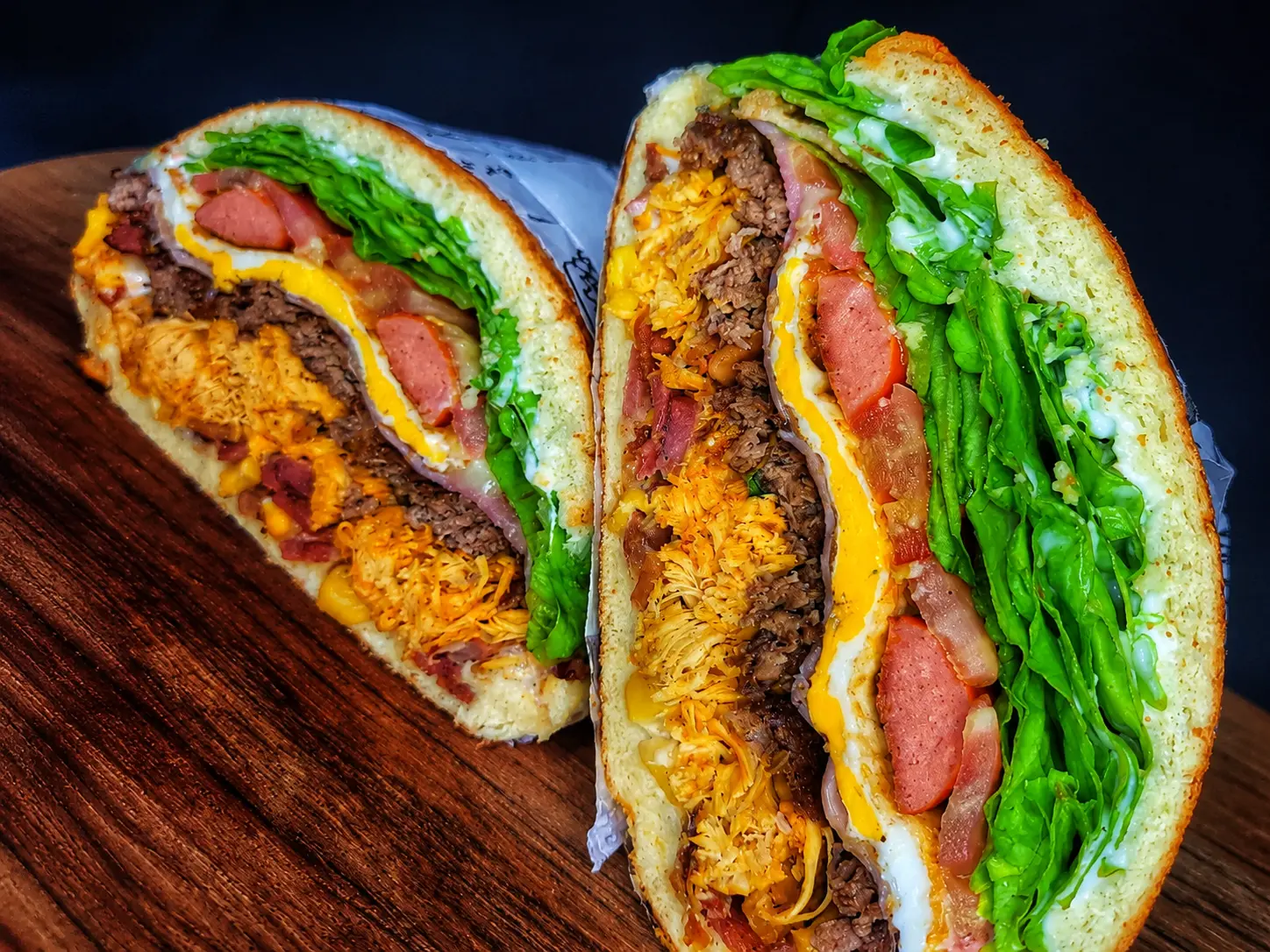 Lanche artesanal recheado cortado ao meio Fabs Burguer