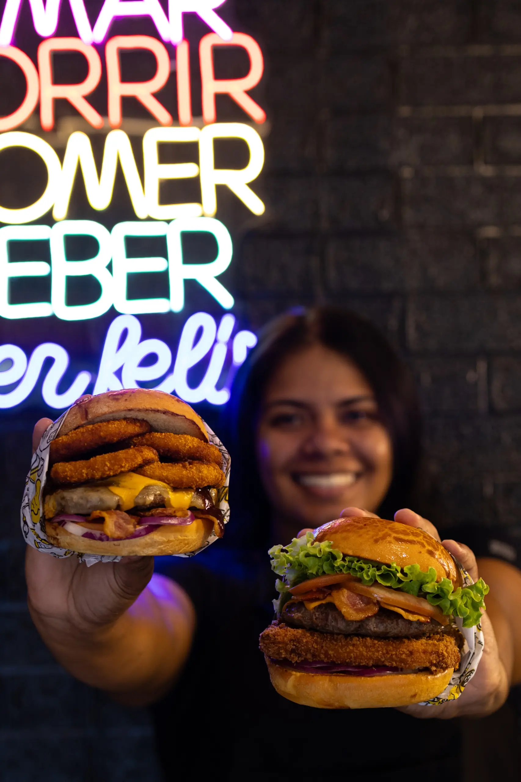 Fabiula com lanches artesanais Fabs Burguer